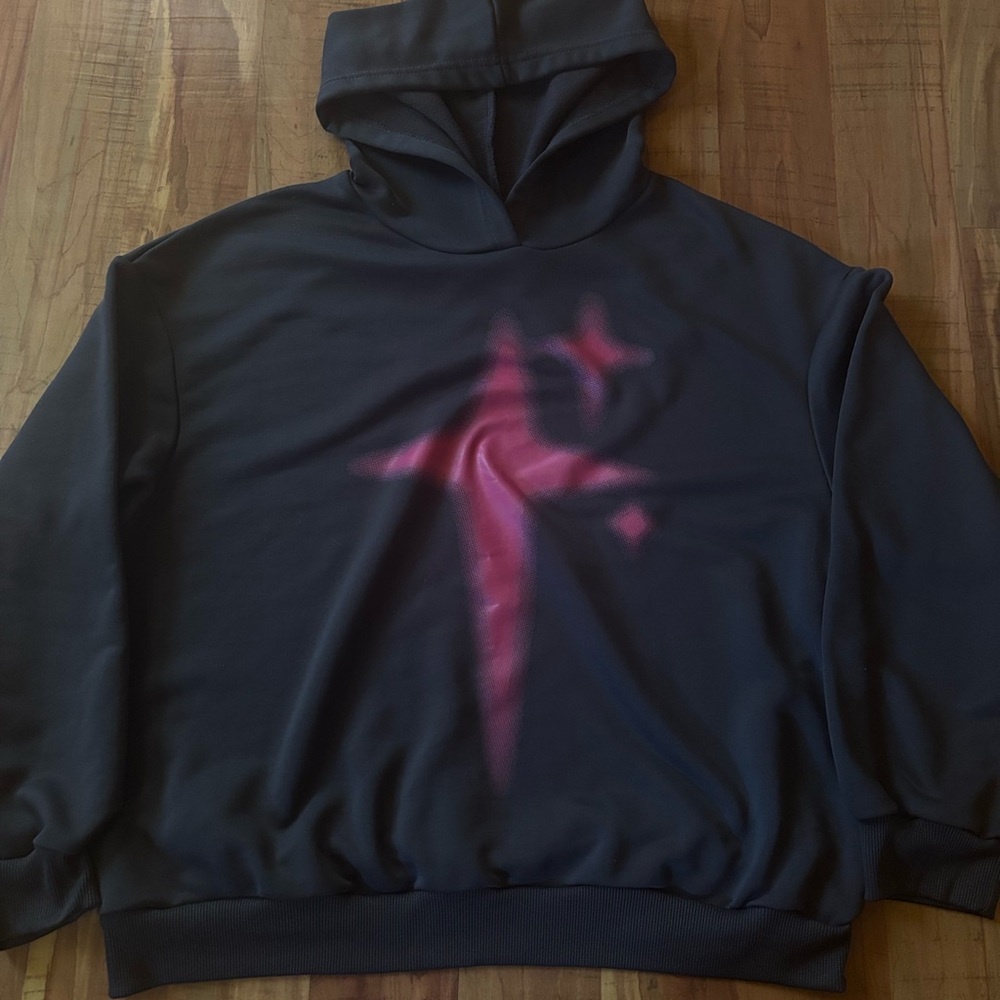 Black sweatshirt with pink details